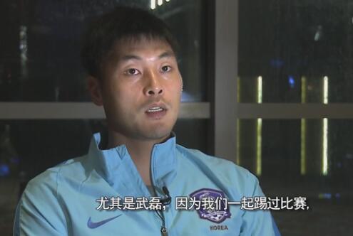 脱了她裙子摸进她的内裤亲吻