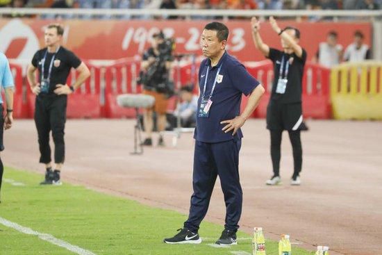 狂吻手伸进她内裤里狂摸